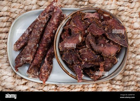  보스키르 (Biltong) - 말려서 구운 고기의 매력과 풍부한 맛을 동시에 느낄 수 있는 남아프리카 요리!