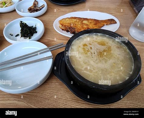  황태탕! 감칠맛 가득한 맑은 국물 속에 담긴, 부드러운 황태의 정취를 경험하세요.