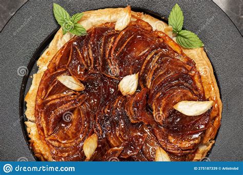  Tarte Tatin, 달콤한 사과와 바삭한 카라멜의 조화로운 만남!